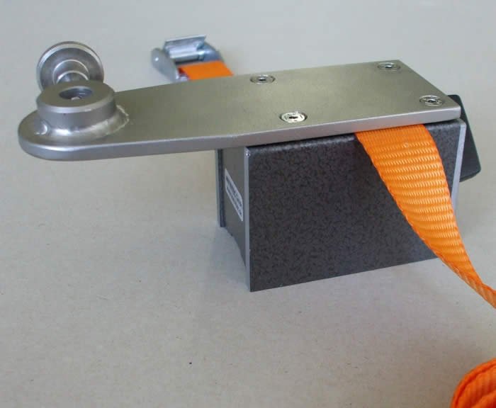 Magnetický držiak s upínacím pásom a prípravkom na prichytenie kolimátora